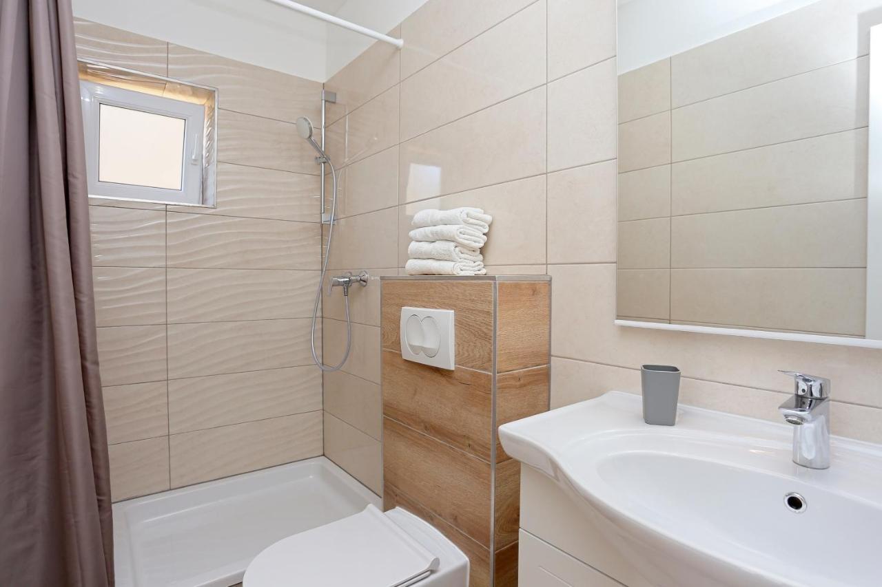 Apartments By The Sea Brela, Makarska - 6688 外观 照片
