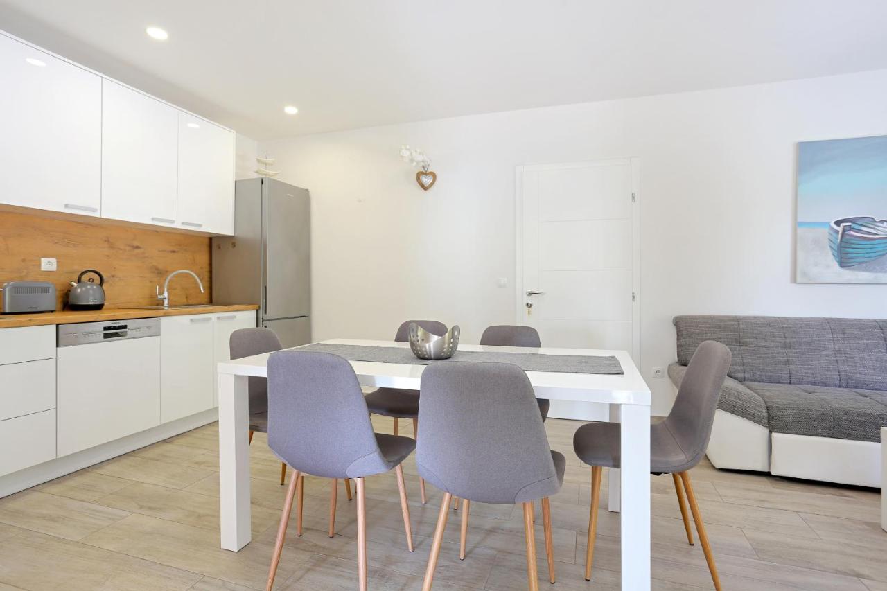 Apartments By The Sea Brela, Makarska - 6688 外观 照片