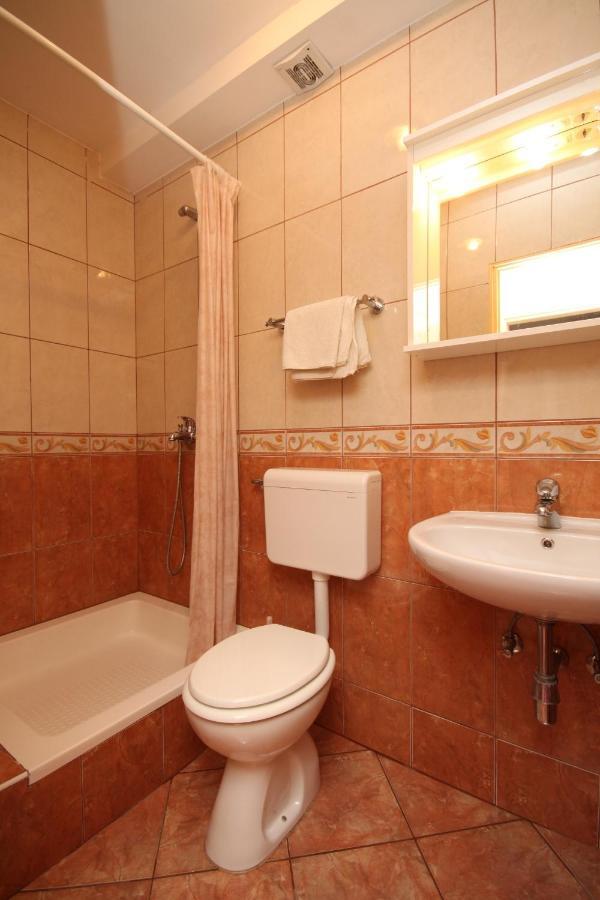 Apartments By The Sea Brela, Makarska - 6688 外观 照片