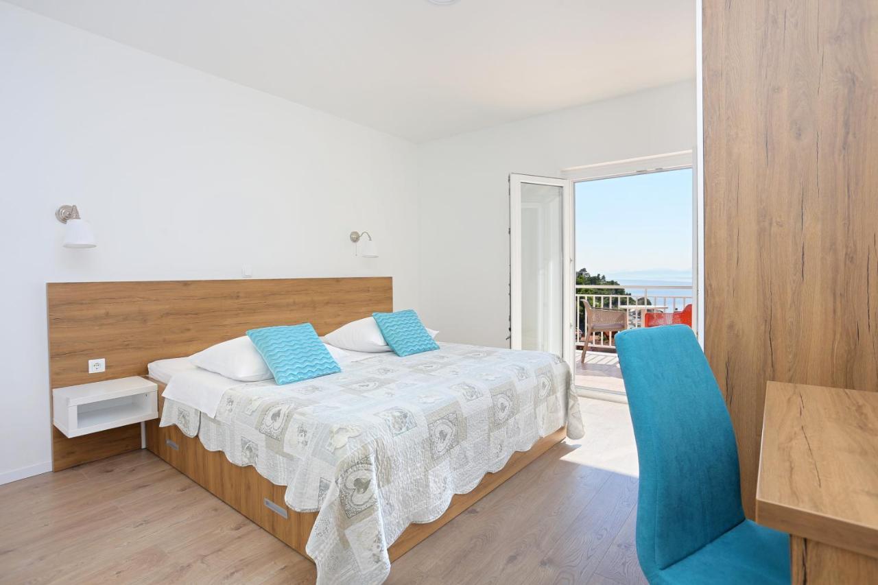 Apartments By The Sea Brela, Makarska - 6688 外观 照片