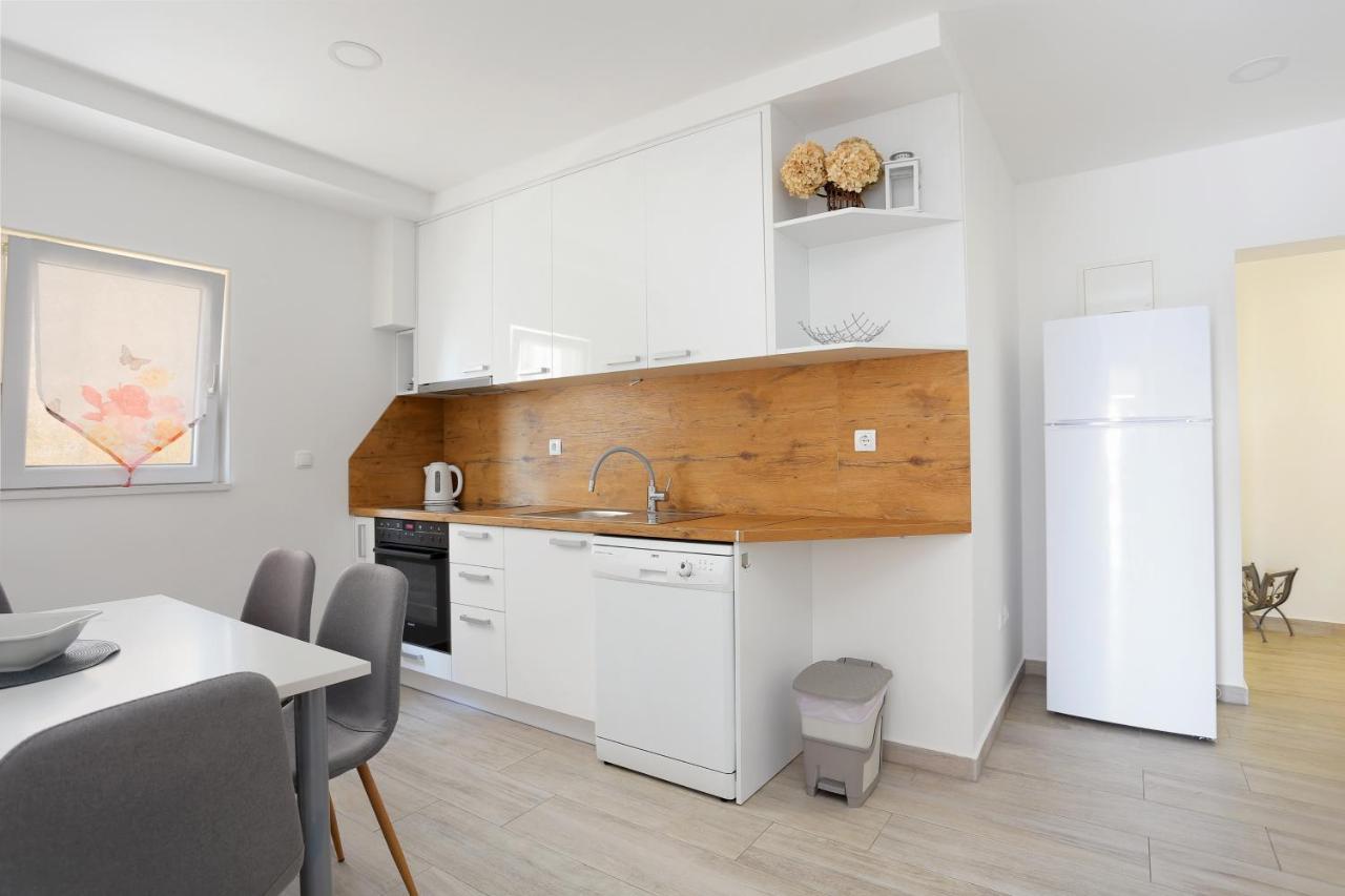 Apartments By The Sea Brela, Makarska - 6688 外观 照片