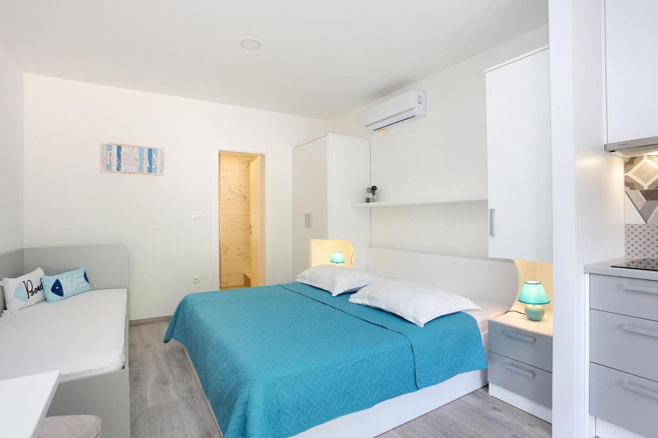Apartments By The Sea Brela, Makarska - 6688 外观 照片