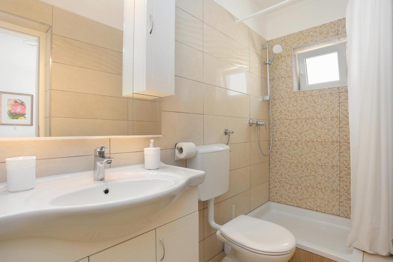 Apartments By The Sea Brela, Makarska - 6688 外观 照片