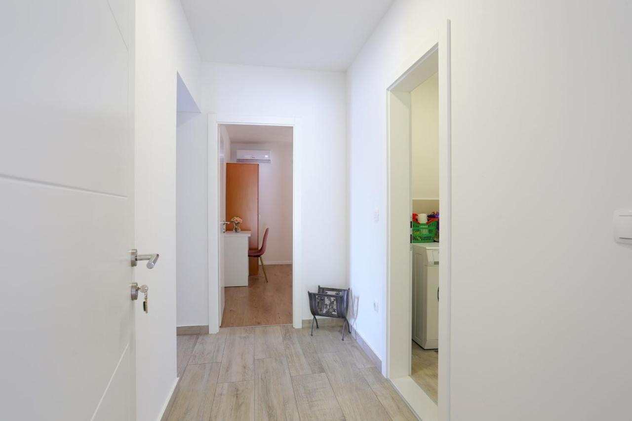 Apartments By The Sea Brela, Makarska - 6688 外观 照片