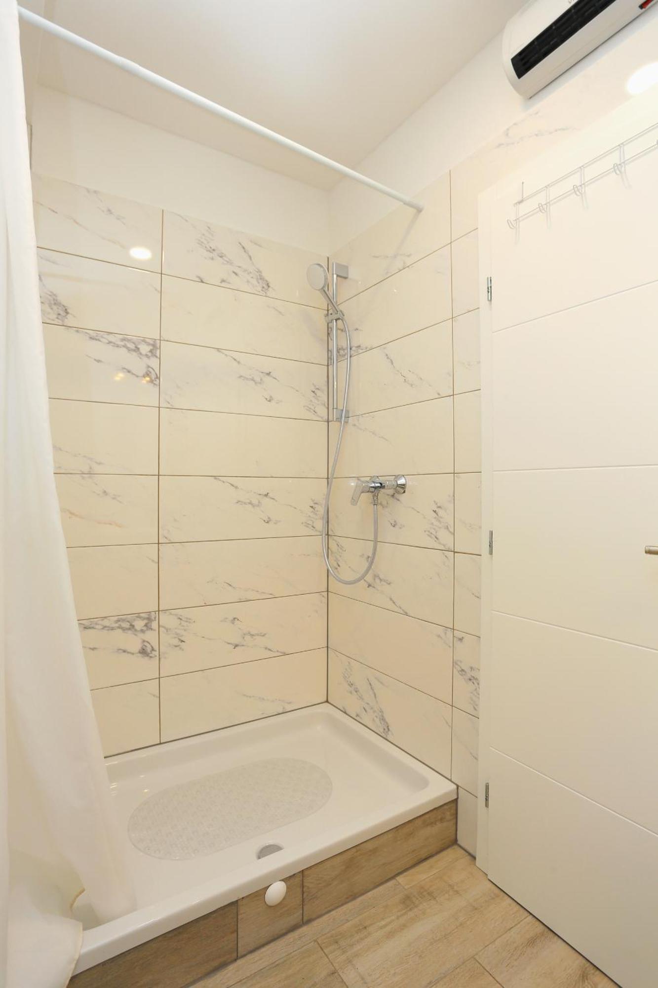 Apartments By The Sea Brela, Makarska - 6688 客房 照片